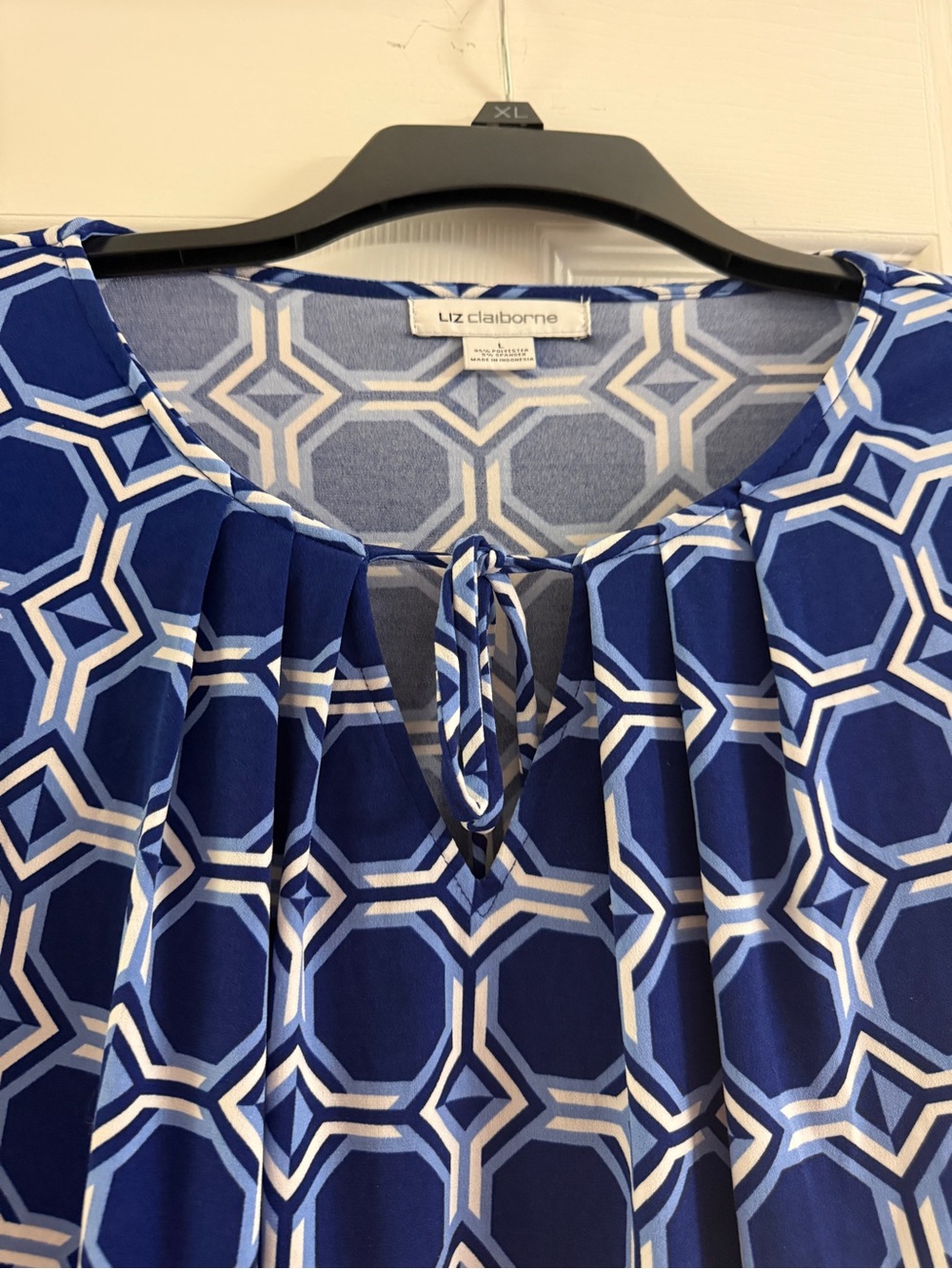 Liz Claiborne Blue & White Geometric Tie-Neck Blouse